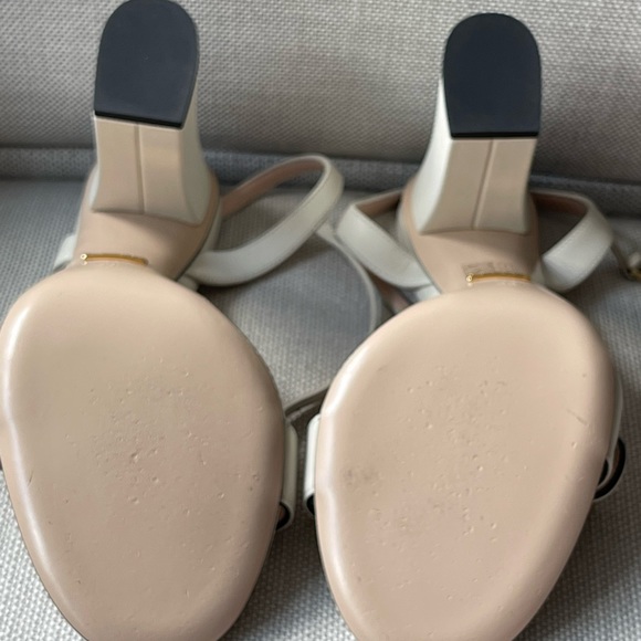 A thick heel balances these Gucci leather
sandals with a retro touch. - Picture 6 of 10